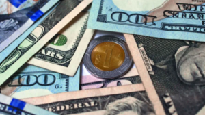 Peso mexicano opera estable frente al dólar tras tocar uno de sus peores niveles del año