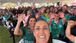 Con su playera de la Selección, la presidenta Sheinbaum está en el Deportivo Los Galeana para ver la inauguración del Mundial 2026