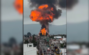 Tres heridos en explosión de una bodega con cuatro tanques de gas en el centro de México