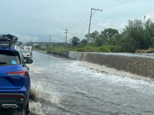 Lluvias torrenciales inundan la autopista del Sol, a la altura de Xochitepec, Morelos