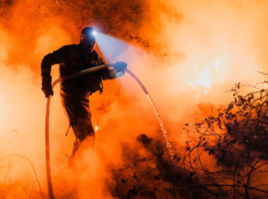 Incendios forestales en Francia obligan evacuar a 20 mil personas de pueblos turísticos