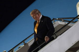 Trump confirma que huyó del Air Force One en un contenedor de catering por amenaza de Irán