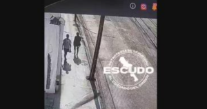 Hombre empuja a adulto mayor y cae hacia a las ruedas de tráiler en Monterrey