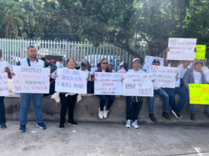 Protestan 300 trabajadores jubilados en Morelos contra reforma al sistema de pensiones